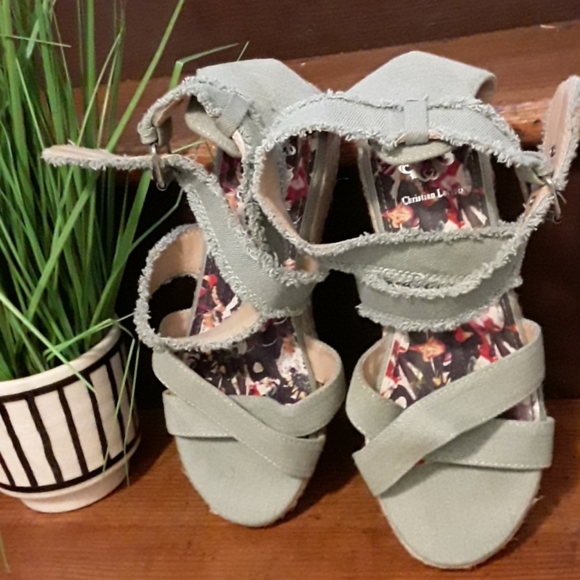 Woman's Sandle - Picture 2 of 7